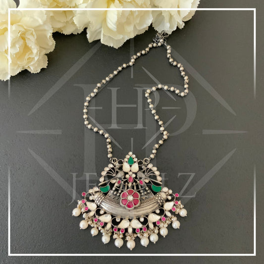 Enchanting Peacock Bloom: A kundan pendant adorned with floral delicacy.